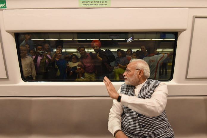 नरेंद्र मोदी दिल्ली मेट्रो में