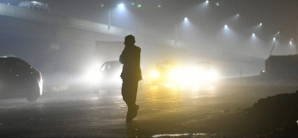 smoggy street in delhi