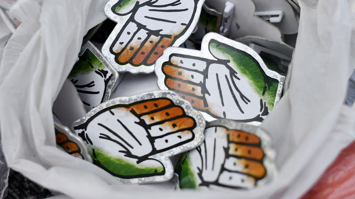 कांग्रेस के चुनाव चिन्ह हाथ के कटआउट्स की प्रतीकात्मक तस्वीर | ब्लूमबर्ग