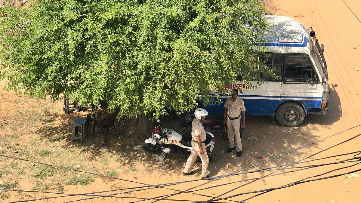 साजिद के मकान के आसपास तैनात पुलिसकर्मी | ज्योति यादव