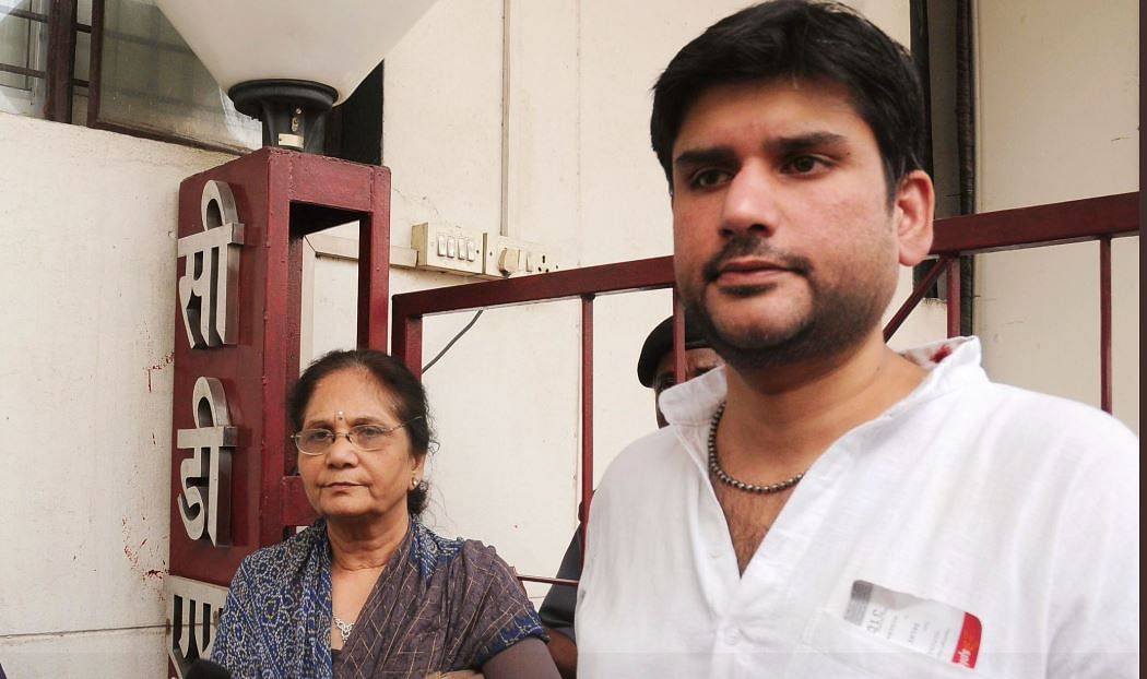 rohit shekhar tiwari with his mother