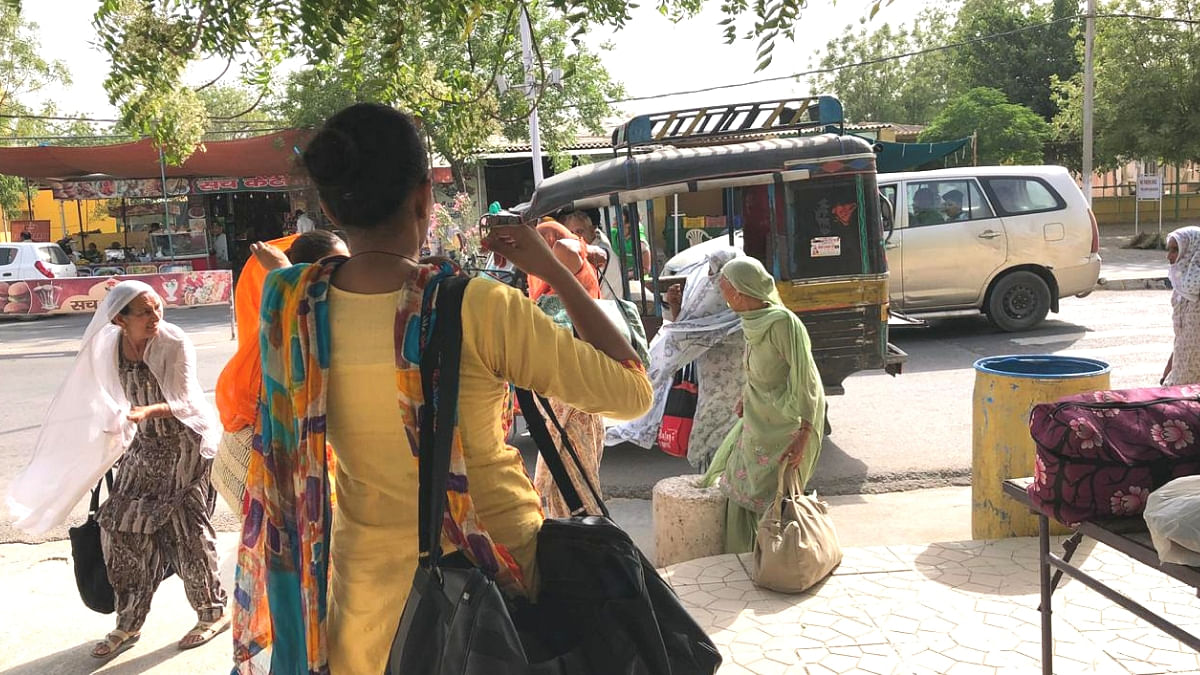 डेरा सच्चा सौदा के स्थापना दिवस में शामिल होने आईं महिलाएं | तस्वीर- ज्योति यादव