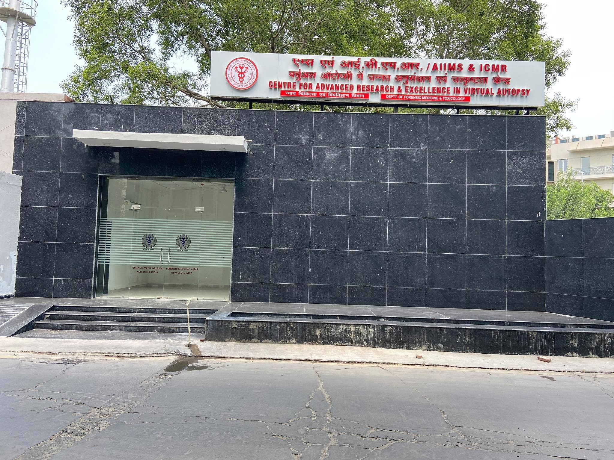 वर्चुअल ऑटोप्सी के लिए बनकर तैयार एम्स के इस मुर्दाघर को कोविड 19 की वजह से शुरू नहीं किया जा सका है. एम्स का मुर्दाघर ठीक इसी के साथ लगा है. फ़ोटो: तरुण कृष्णा/दिप्रिंट