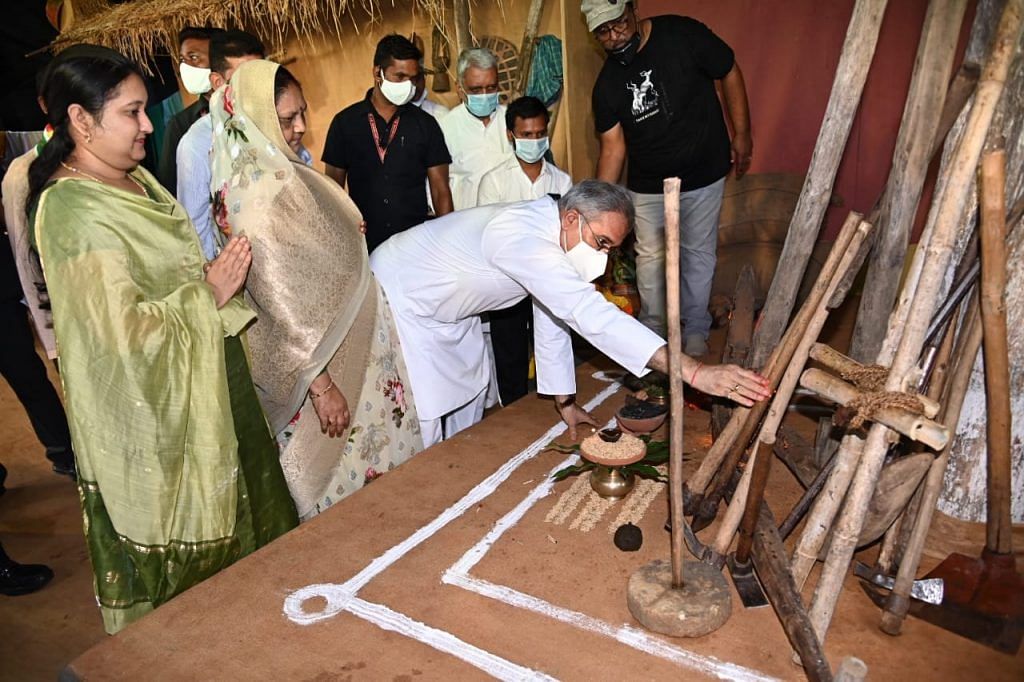 गोधन योजना की शुरुआत करने के दौरान पूजा करते मुख्यमंत्री भूपेश बघेल/फोटो : स्पेशल अरेंजमेंट