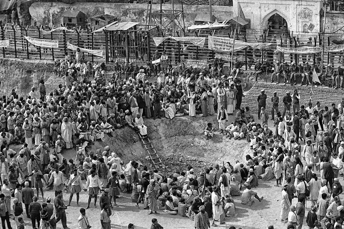 जुलाई 1992 में शिलान्यास समारोह (शिलान्यास) यूपी में कल्याण सिंह की भाजपा सरकार द्वारा अधिग्रहित 2.77 एकड़ भूमि पर हुआ था। फोटो: प्रवीण जैन | दिप्रिंट 
