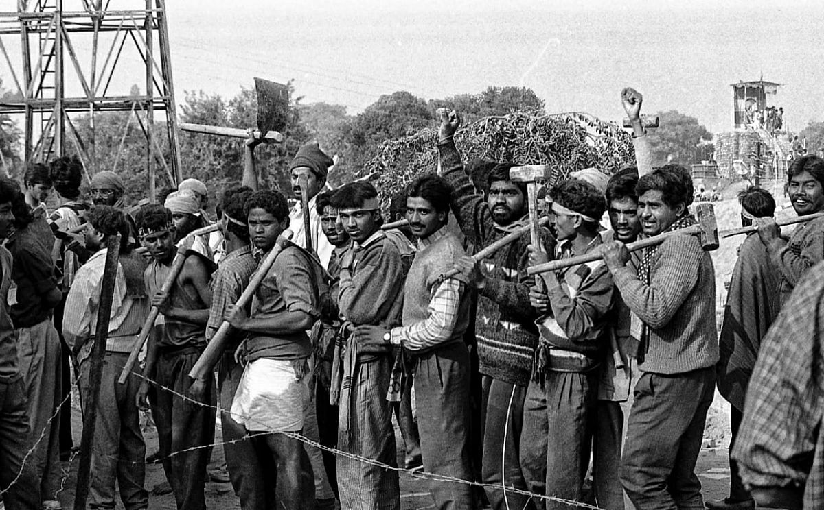 कार सेवक 5 दिसंबर 1992 को हथौड़ों के साथ कतार में खड़े हुए । फोटो: प्रवीण जैन | दिप्रिंट