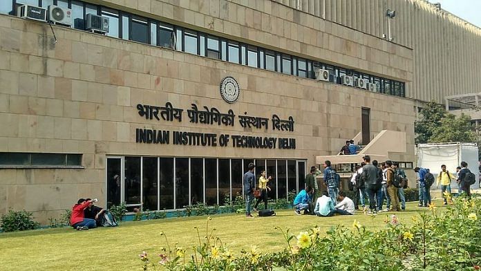 दिल्ली आईआईटी के छात्रों की फाइल फोटो | कॉमन्स