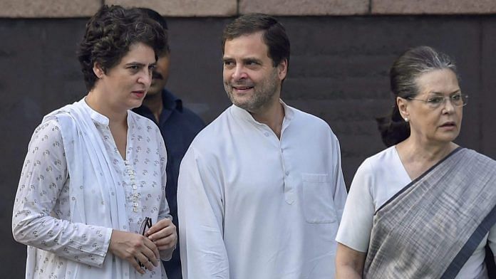 फाइल फोटो: कांग्रेस पार्टी की अतंरिम अध्यक्ष सोनिया गांधी, पार्टी के पूर्व अध्यक्ष राहुल गांधी और पार्टी की महासचिव प्रियंका गांधी | फोटो: पीटीआई