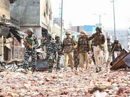 फरवरी माह में दिल्ली के उत्तर पूर्वी इलाके में हुए दंगे के बाद पेट्रोलिंग करते पुलिस अधिकारी, फाइल फोटो/ सूरज सिंह बिस्ट/फाइल फोटो/ दिप्रिंट