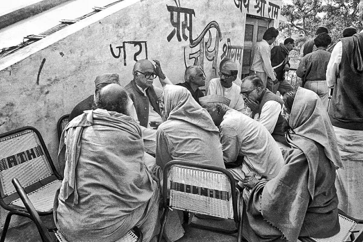 विध्वंस से पहले 6 दिसंबर 1992 की सुबह, अनुभवी नेता एल.के.आडवाणी मंदिर आंदोलन के नेताओं के साथ बैठक करते हुए | फोटो: प्रवीण जैन | दिप्रिंट