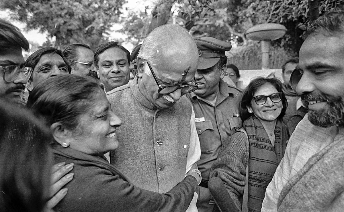 विध्वंस के बाद आडवाणी का दिल्ली में पत्नी कमला आडवाणी और नरेंद्र मोदी द्वारा स्वागत किया गया (दाहिने ओर) । फोटो: प्रवीण जैन | दिप्रिंट