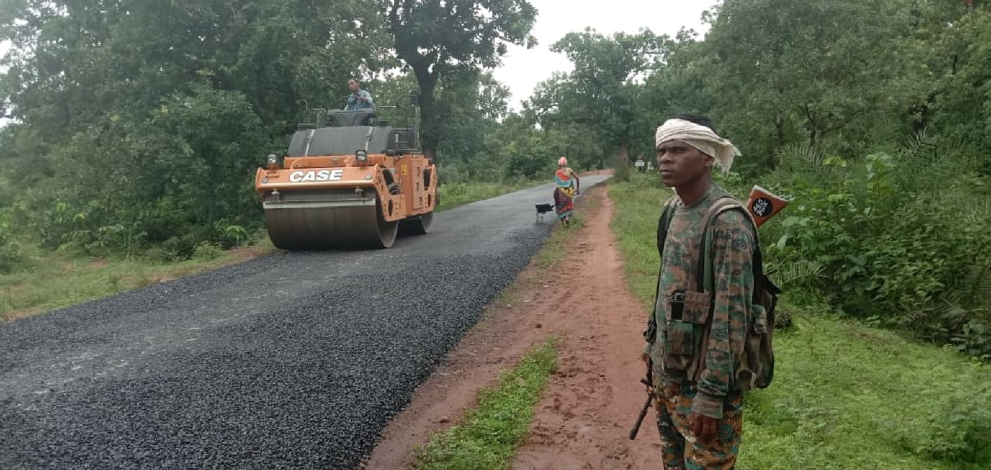 सुरक्षाबलों की निगरानी में पोटाली गांव कैम्प जिला दंतेवाड़ा में सड़क निर्माण का काम जारी है /फोटो: स्पेशल अरेंजमेंट