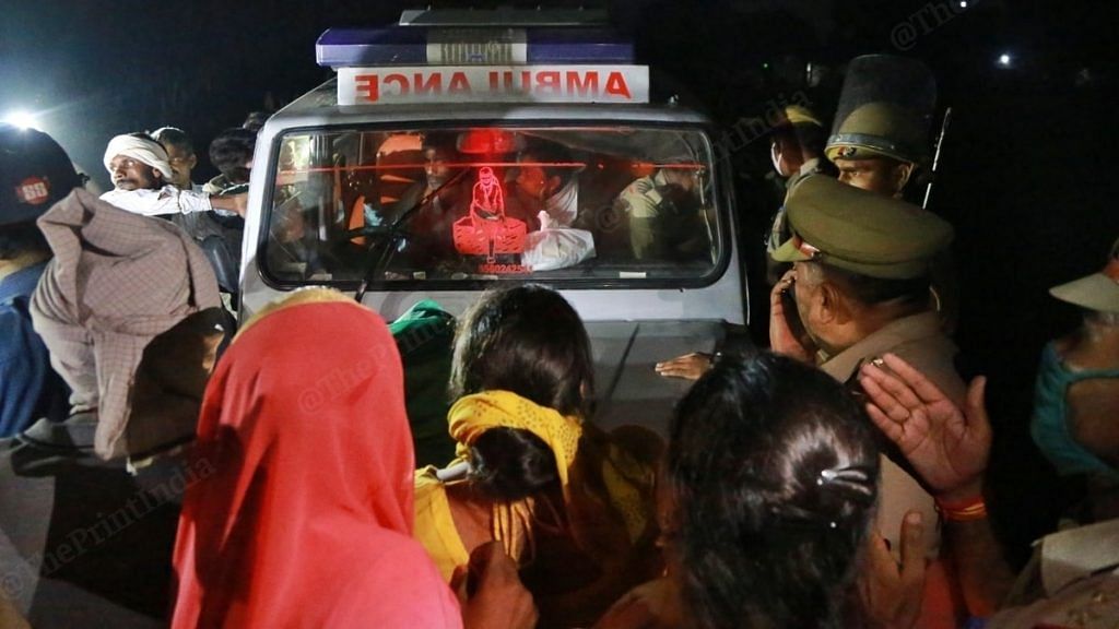 हाथरस गैंग रेप पीड़िता के परिवार वाले एंबुलेंस का रास्ता रोकते हुए/ फोटो: मनीषा मोंडल/दिप्रिंट