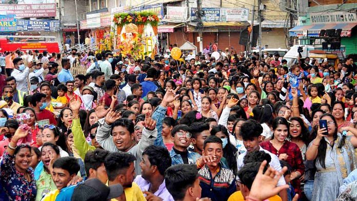 तेलंगाना के हैदराबाद में गणेश चतुर्थी उत्सव मनाने के लिए सड़कों पर लोग | फोटो- एएनआई