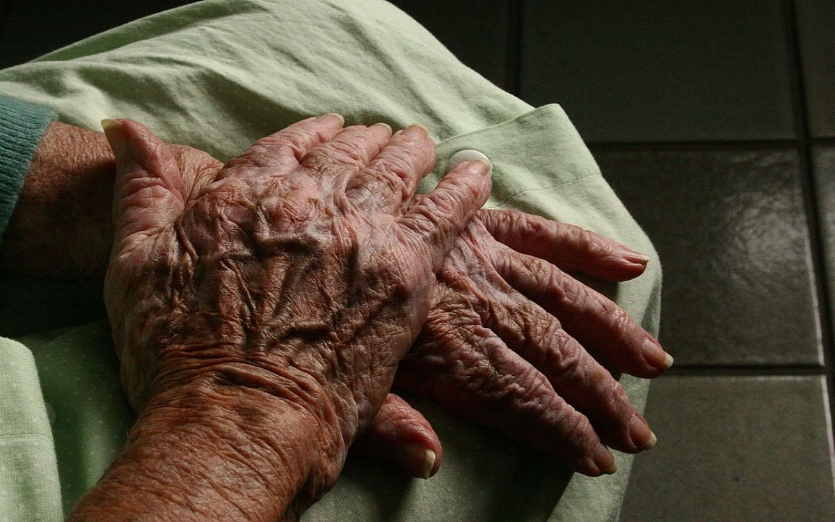 एक बुजुर्ग शख्स के हाथ | विकीमीडिया कॉमन्स