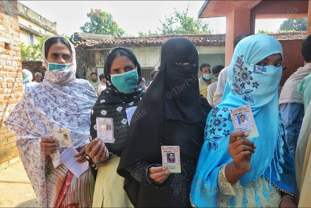 मतदान करने पहुंची महिलाएं/फोटो: प्रवीण जैन/दिप्रिंट