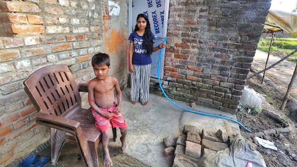 शांति नगर के गांव वालों का कहना है कि हर घर नल जल योजना के तहत यहां सिर्फ पाइप है लेकिन पानी नहीं है/फोटो: प्रवीण जैन/ दिप्रिंट