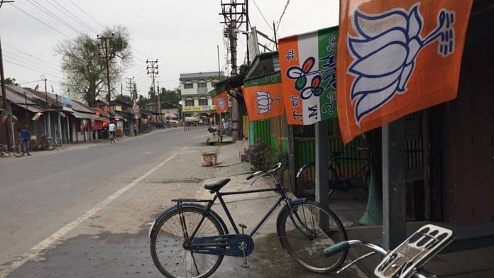 पश्चिम बंगाल की सड़कों पर टीएमसी और भाजपा के लगे झंडे| प्रतीकात्मक तस्वीर/फोटो: मौसमी दास गुप्ता | दिप्रिंट