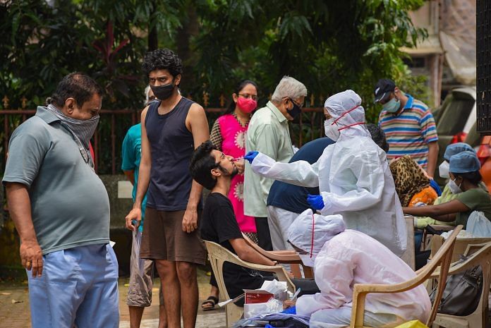 6 सितंबर 2020 को मुंबई के वोरीवली में रैपिड एंटीजेन किट के जरिए स्वास्थ्यकर्मी कोविड-19 टेस्ट के लिए एक रेजीडेंट की नाक से सैंपल लेते हुए, प्रतीकात्मक तस्वीर.