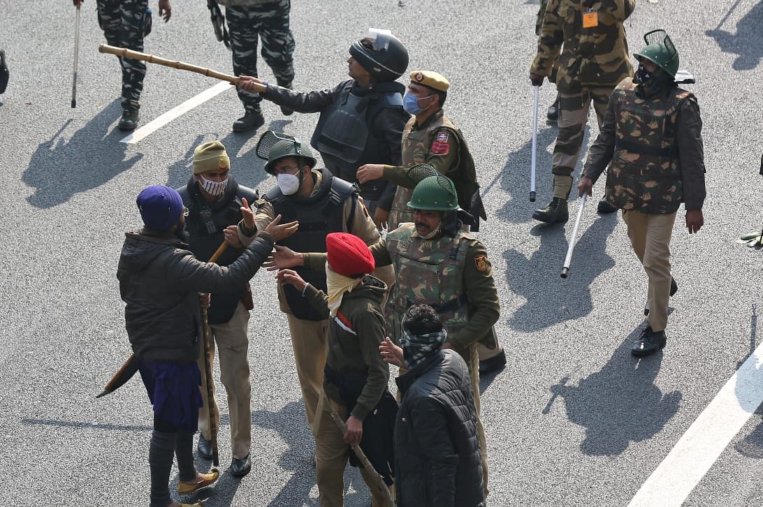 दिल्ली के आईटीओ पर प्रदर्शनकारियों के बीच जमकर झड़प हुई/सूरज सिंह बिष्ट/दिप्रिंट