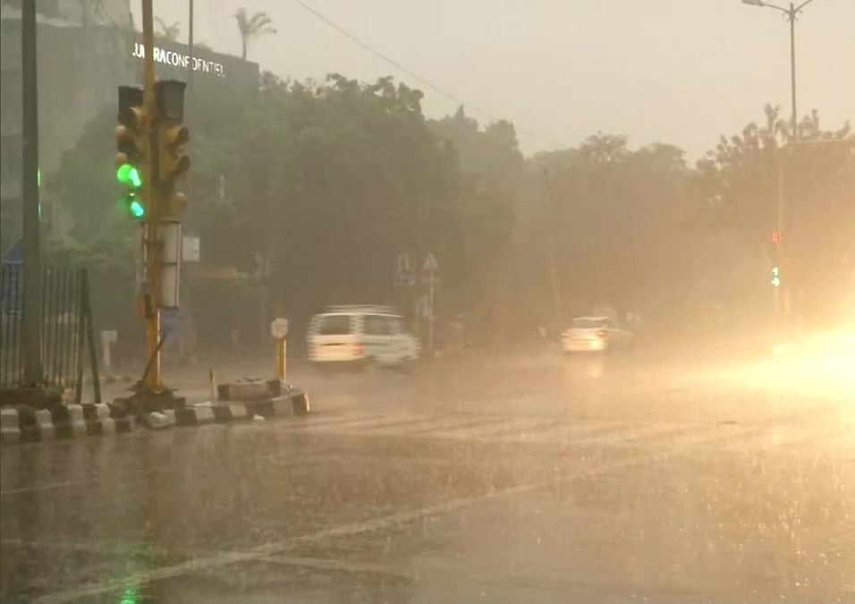देश की राजधानी दिल्ली में बारिश हो रही है/फोटो: एएनआई
