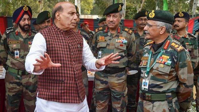 सेना प्रमुख एम एम नरवणे के साथ रक्षा मंत्री राजनाथ सिंह | फाइल फोटो | पीटीआई