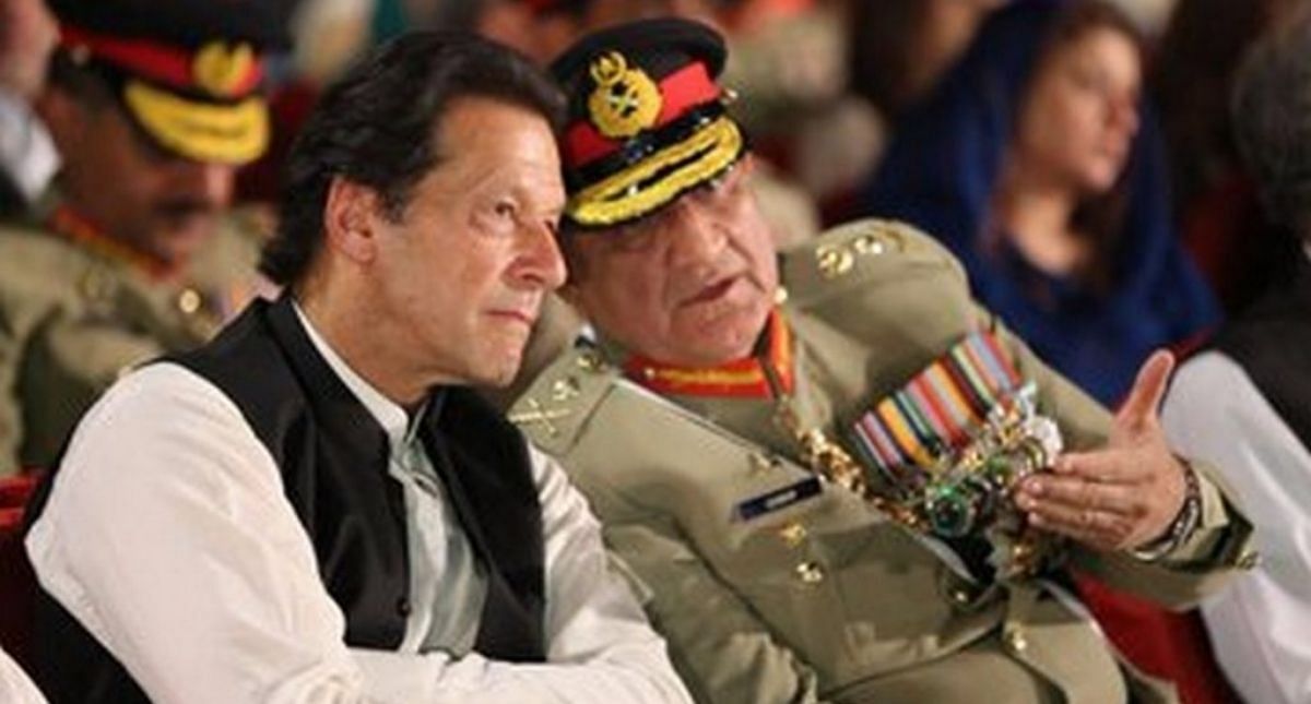 पाकिस्तान के पीएम इमरान खान आर्मी चीफ जनरल कमर जावेद बाजवा के साथ । @peaceforchange | ट्विटर