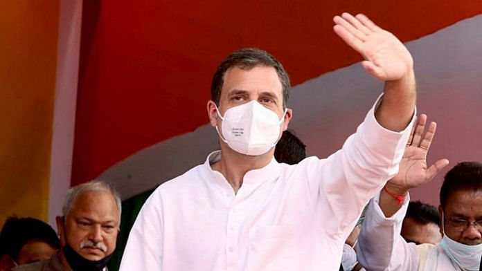 कांग्रेस नेता राहुल गांधी रविवार को शिवसागर में एक जनसभा के दौरान लहराते हुए, फाइल फोटो/ एएनआई