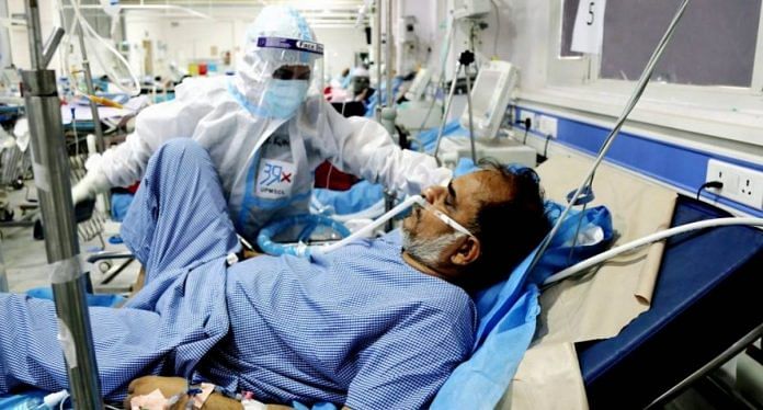 एक अस्पताल में एक कोविड मरीज़ का इलाज होता हुआ । प्रतीकात्मक तस्वीर । एएनआई