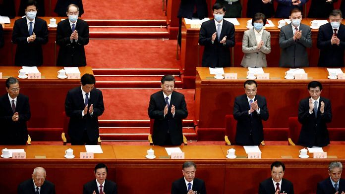चीन की कम्युनिस्ट पार्टी के अन्य नेताओं के साथ राष्ट्रपति शी जिनपिंग (बीच में)/Representational image: Reuters via ANI