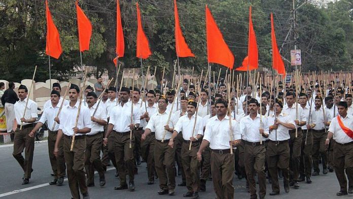 आरएसएस के स्वयंसेवक क्यों भगवा ध्वज की पूजा करते हैं और इसे अपना &#39;गुरु&#39; मानते हैं