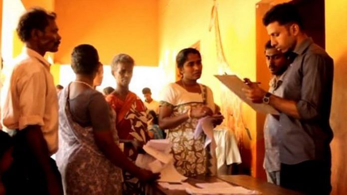 फाइल फोटो | अधिकारी जनगणना डेटा एकत्र करते हुए | फोटो: sensorindia.gov.in
