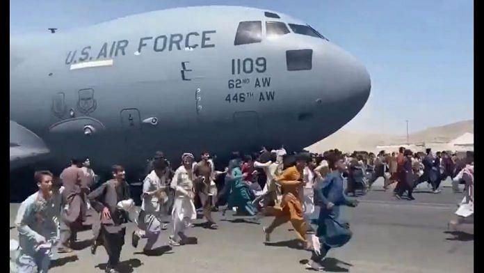 काबुल एयरपोर्ट का एक नजारा/ एक वीडियो से काटी गई फोटो | प्रतीकात्मक तस्वीर