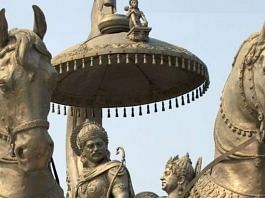 हरियाणा में कुरुक्षेत्र युद्ध से पहले अर्जुन और कृष्ण की एक मूर्ति | विकिमीडिया कॉमन्स