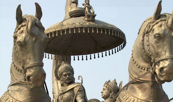 हरियाणा में कुरुक्षेत्र युद्ध से पहले अर्जुन और कृष्ण की एक मूर्ति | विकिमीडिया कॉमन्स