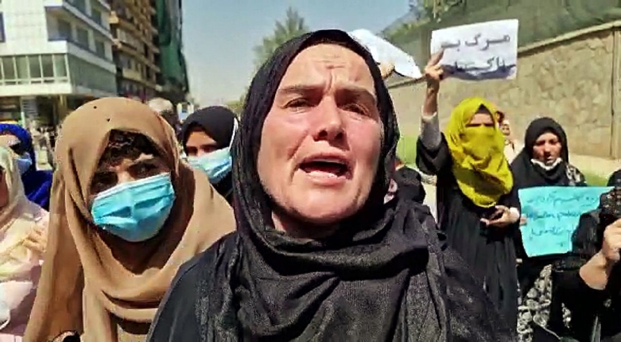 काबुल में पाकिस्तान एंबेसी के बाहर प्रदर्शन करती महिलाएं/एएनआई