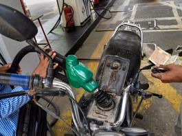 एक पंप परिचारक 7 जुलाई 2021 को नई दिल्ली के एक पेट्रोल पंप पर एक बाइक में पेट्रोल भरता है | पीटीआई