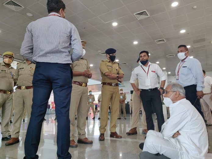 छत्तीसगढ़ के CM भूपेश बघेल एयरपोर्ट पर धरने पर बैठे/ फोटो: ANI