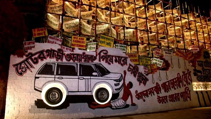 इस साल कोलकाता में एक दुर्गा पूजा पंडाल की थीम पिछले हफ्ते यूपी के लखीमपुर खीरी में हुई हिंसा से ली गई है | एएनआई