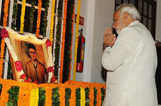विनायक दामोदर सावरकर को श्रद्धांजलि देते नरेंद्र मोदी की एक फाइल फोटो | नरेंद्र मोदी आधिकारिक पेज