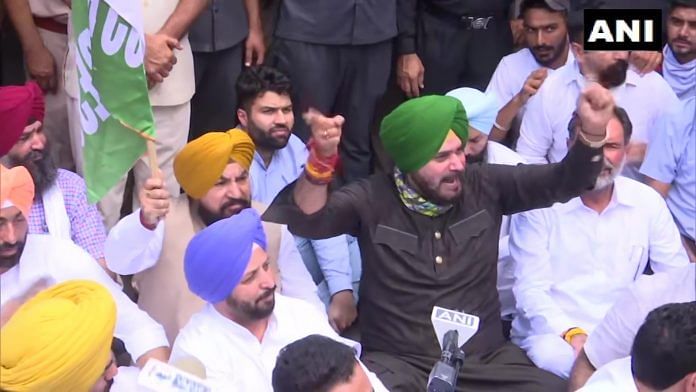 पंजाब में सिद्धू, कांग्रेस के अन्य नेताओं ने राजभवन के बाहर प्रदर्शन किया/फोटो: ANI
