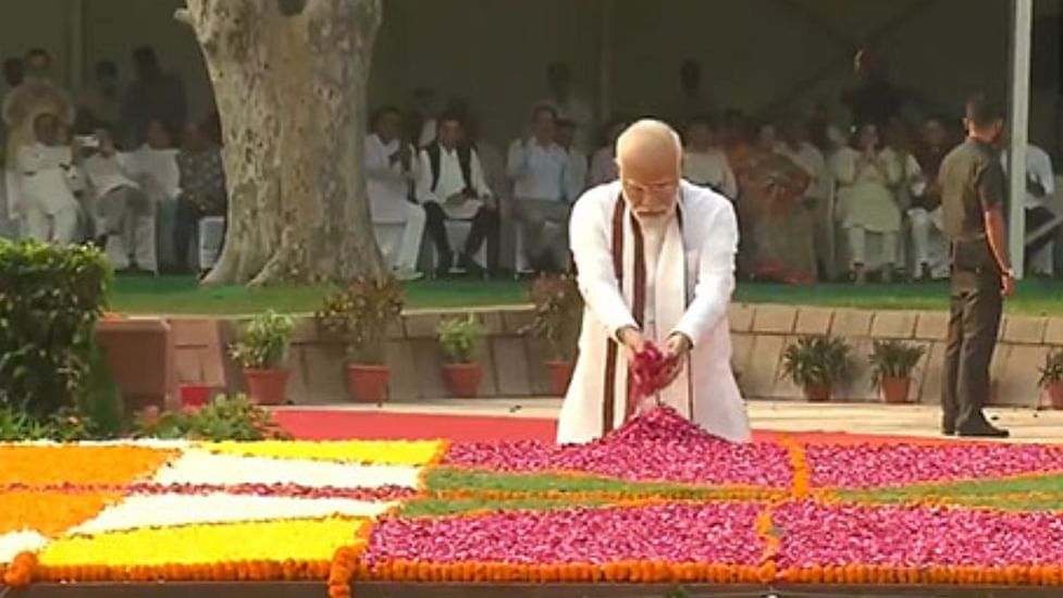 PM मोदी ने महात्मा गांधी और लाल बहादुर शास्त्री को दी श्रद्धांजलि, खादी और  हाथ से बने सामान खरीदने की अपील की