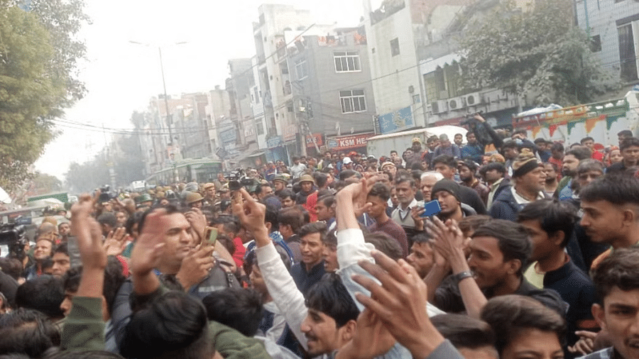 स्थानीय थाने के बाहर सुल्तानपुरी हादसे के आरोपियों के खिलाफ नारेबाजी करते प्रदर्शनकारी | फोटो: कृष्ण मुरारी | दिप्रिंट