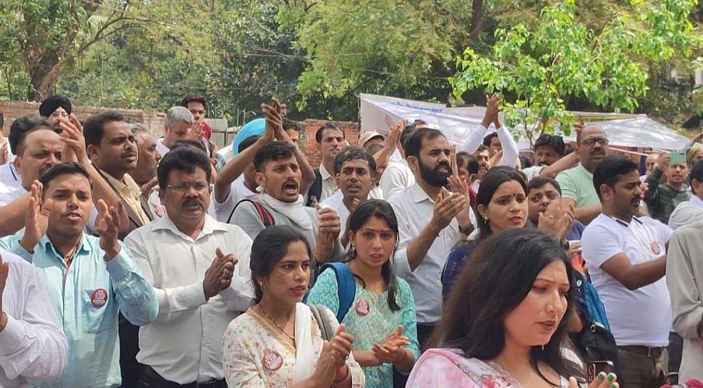 अपने बच्चों के लिए जीवनदान की गुहार लगाते माता-पिता | फोटो- फाल्गुनी शर्मा, देबदत्ता चक्रबर्ती/दिप्रिंट