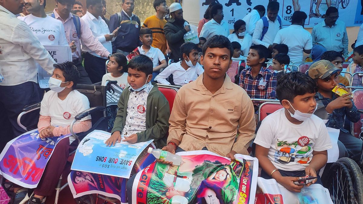 दिल्ली के जंतर-मंतर पर डीएमडी पर एक जागरूकता रैली के दौरान जीवनदान की गुहार लगाते बच्चे | फोटो- फाल्गुनी शर्मा, देबदत्ता चक्रबर्ती/दिप्रिंट