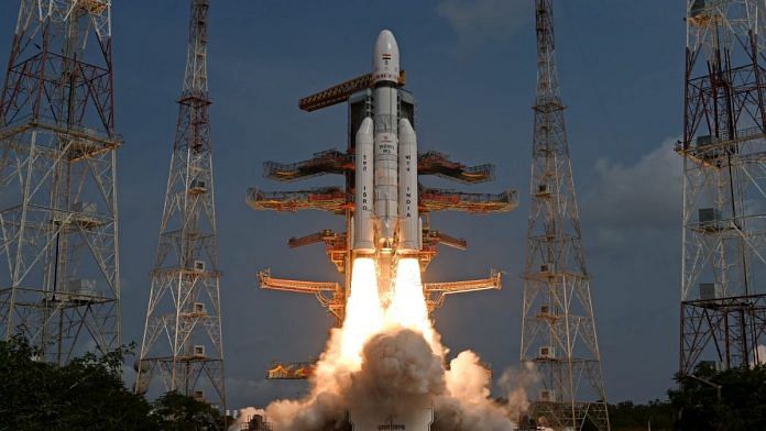इसरो ने एलवीएम-3 को श्रीहरिकोटा के सतीश धवन अंतरिक्ष केंद्र से सुबह करीब 9 बजे लॉन्च किया | फोटो- ट्विटर/@isro