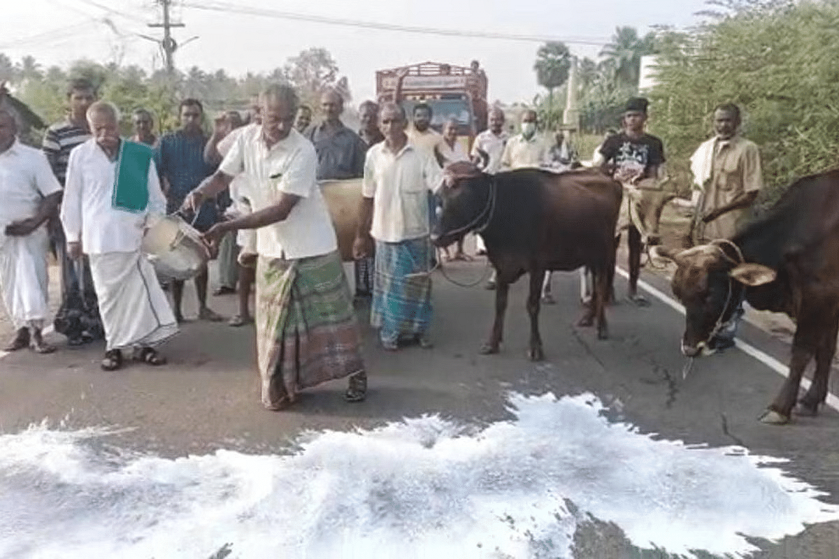 तमिलनाडु के इरोड जिले में अपनी मांग मनवाने के लिए विरोध के तौर पर सड़क पर दूध बिखेरते दुग्ध उत्पादक | फोटो- स्पेशल अरेंजमेंट