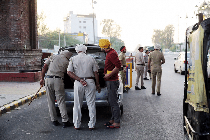 अमृतसर में शनिवार को पुलिस ने वारिस पंजाब दे के प्रमुख अमृतपाल सिंह को गिरफ्तार करने के लिए ऑपरेशन शुरू किया था और इसी सिलसिले में वाहनों की जांच की जा रही है | एएनआई