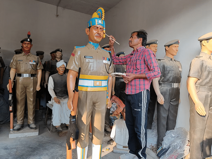 soldiers statue