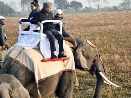 पूर्व राष्ट्रपति रामनाथ कोविंद अपनी बेटी के साथ फरवरी 2022 में असम के काजीरंगा नेशनल पार्क में हाथी की सवारी का आनंद लेते हुए । फोटो- एएनआई